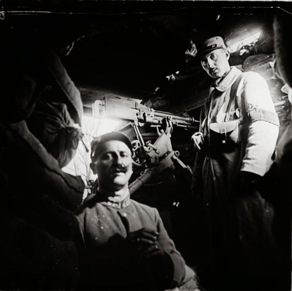 Những binh sĩ sử dụng súng máy xạ thủ máy ngồi trong chiến hào tại Apremont-la-Foret, miền đông nước Pháp.