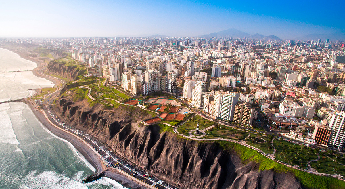 Dọc theo bờ biển phía Tây của Peru là một dải sa mạc hẹp dài khoảng 2.500 km. Diện tích nơi này chiếm khoảng 10% diện tích của cả nước nhưng là nơi sinh sống của hơn 1/2 dân số Peru.