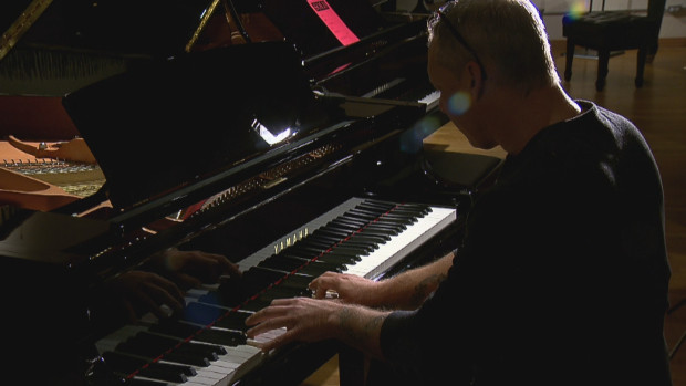 Theo đó, ông ngồi xuống ghế và bắt đầu đánh đàn piano suốt nhiều tiếng như một nghệ sĩ lâu năm.