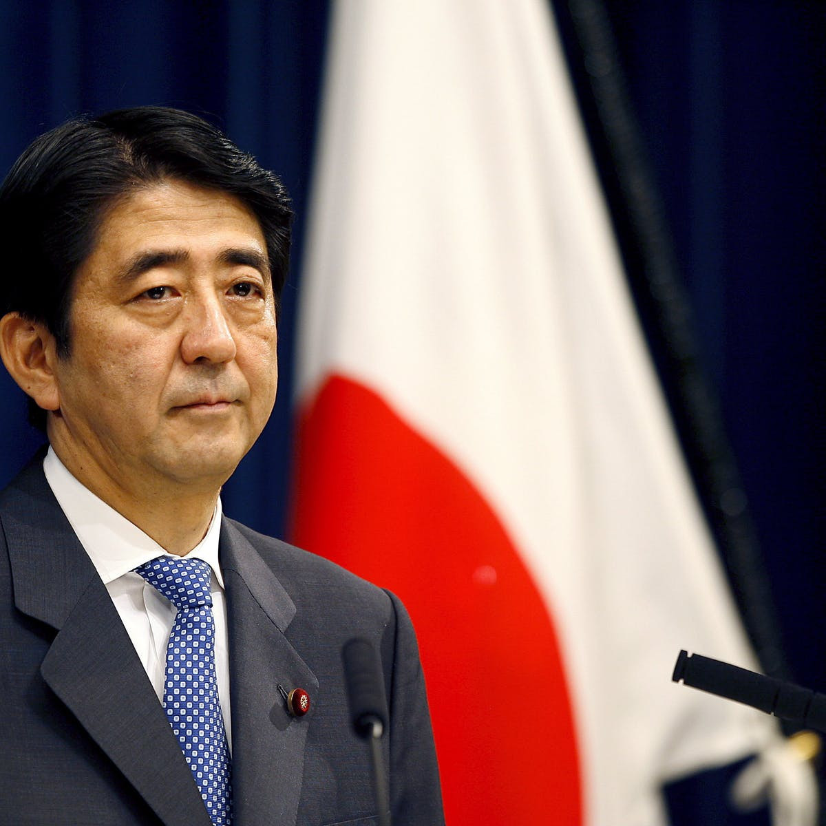 Vào năm 2017, chính quyền Thủ tướng Abe vướng vào bê bối liên quan tới hoạt động của các binh sĩ thuộc Lực lượng Phòng vệ Nhật Bản (SDF) tại Iraq.