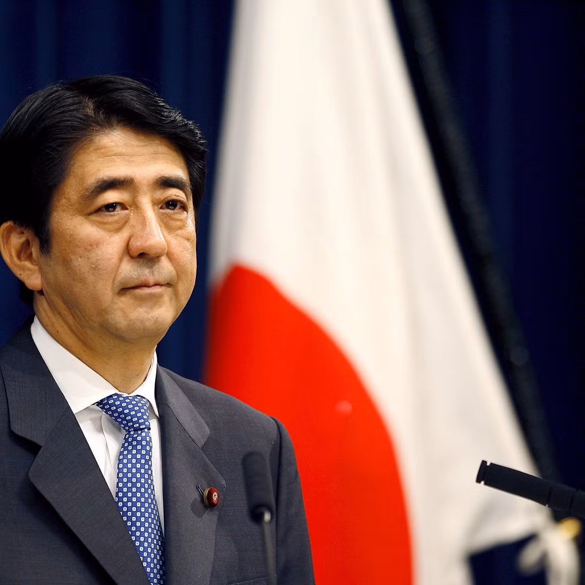 Vào năm 2017, chính quyền Thủ tướng Abe vướng vào bê bối liên quan tới hoạt động của các binh sĩ thuộc Lực lượng Phòng vệ Nhật Bản (SDF) tại Iraq.