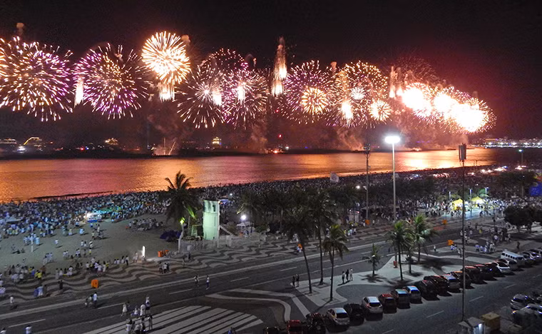 Người dân Brazil có phong tục đón năm mới độc đáo trên các bãi biển. Vào ngày đầu tiên của năm mới, họ sẽ nhảy qua 7 con sóng vì tin rằng việc việc làm này sẽ đem lại may mắn cho họ trong 12 tháng tới.