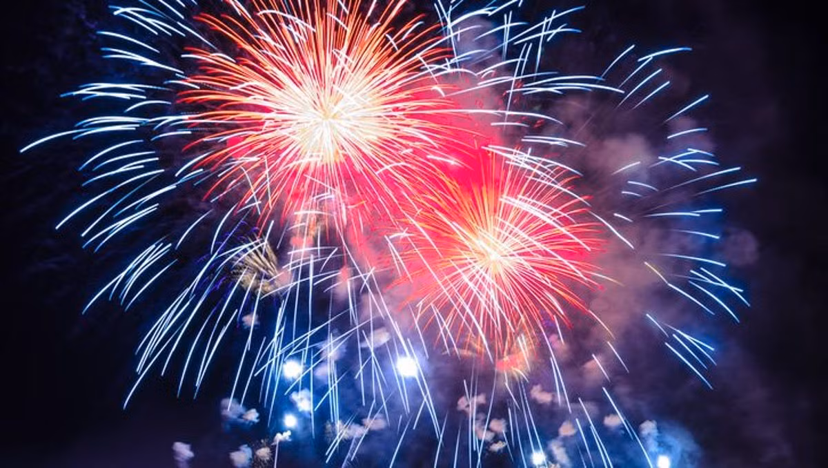 Vào dịp năm mới, người Scotland có phong tục "xông đất" để gia chủ gặp nhiều may mắn. Họ sẽ mời những thanh niên tuấn tú đến nhà làm vị khách đầu tiên trong năm mới.