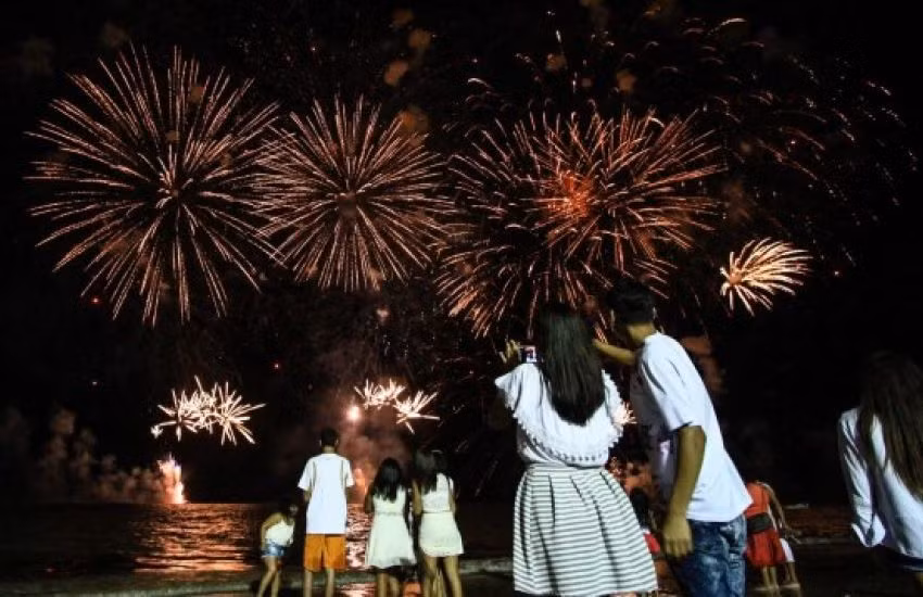 Người dân Brazil còn có truyền thống ném cành hoa trắng xuống biển để cúng tế nữ thần biển Yemanja. Họ thực hiện truyền thống này với hy vọng nữ thần Yemanja sẽ che chở và ban phước lành vào năm mới.