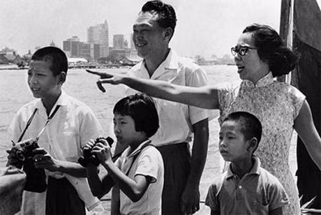 Tháng 2/1952, bà Kha Ngọc Chi sinh con trai đầu lòng cho chồng và đặt tên là Hiển Long. Sau đó, vợ chồng ông Lý Quang Diệu đón chào thêm 2 thành viên mới là: Lý Vỹ Linh sinh năm 1955 và Lý Hiển Dương sinh năm 1957. Vợ chồng ông Lý Quang Diệu cùng nhau chăm lo, dạy dỗ con cái. Song song với đó, ông tích cực tham gia hoạt động chính trị và được bà Kha Ngọc Chi ủng hộ, động viên cũng như hỗ trợ chồng trong công việc.