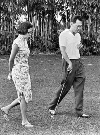 Dần dần, ông Lý Quang Diệu đem lòng yêu bà Kha Ngọc Chi. Sau một thời gian theo đuổi, đôi trai tài gái sắc này trở thành một cặp tình nhân hạnh phúc. Trong thời gian 2 người yêu nhau, bà Kha Ngọc Chi từng bị gia đình ép cưới với một người đàn ông khác. Tuy nhiên, bà kiên quyết từ chối cuộc hôn nhân do gia đình sắp đặt vì tình yêu sâu đậm dành cho ông Lý Quang Diệu.