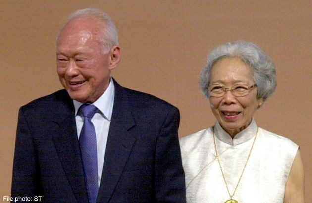 Vào năm 2003 và năm 2008, bà Kha Ngọc Chi lần lượt bị đột quỵ. Hàng ngày, ông Lý Quang Diệu dành thời gian ở bên vợ để nói chuyện, đọc thơ cho bạn đời.