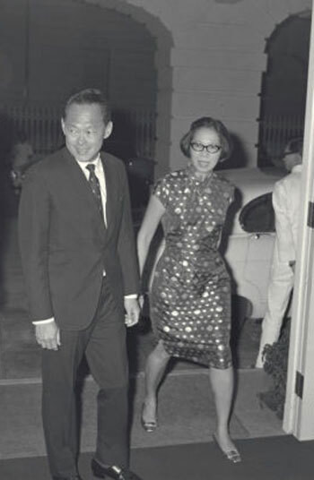 Vào tháng 9/1946, ông Lý Quang Diệu sang Anh du học tại Đại học Cambridge. Gần 1 năm sau, bà Kha Ngọc Chi giành được học bổng du học ở Cambridge. Theo đó, cặp đôi trùng phùng và chuyện tình cảm ngày càng sâu đậm.