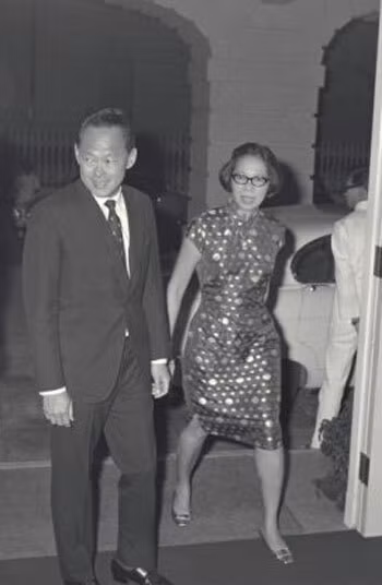 Vào tháng 9/1946, ông Lý Quang Diệu sang Anh du học tại Đại học Cambridge. Gần 1 năm sau, bà Kha Ngọc Chi giành được học bổng du học ở Cambridge. Theo đó, cặp đôi trùng phùng và chuyện tình cảm ngày càng sâu đậm.