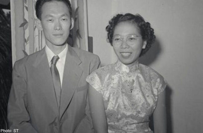 Ông Lý Quang Diệu và bà Kha Ngọc Chi đều là học sinh Đại học Raffles ở Singapore (hiện là Đại học Quốc gia Singapore). Đây được cho là thời điểm 2 người gặp gỡ lần đầu tiên. Ban đầu, ông Lý Quang Diệu và bà Kha Ngọc Chi xem nhau là những đối thủ trong học tập. Nguyên do là bởi bà Kha Ngọc Chi luôn xếp thứ nhất ở môn tiếng Anh và Khoa học Kinh tế trong khi ông Lý Quang Diệu đứng thứ hai.