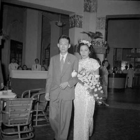 Kết quả là vào tháng 12/1947, hai người tự tổ chức lễ đính hôn trong một nhà hàng nhỏ ở Stratford-upon-Avon. Sau khi tốt nghiệp và rời Anh về nước, ông Lý Quang Diệu tới nhà bà Kha Ngọc Chi để xin cưới. Ngày 30/9/1950, hôn lễ của ông Lý Quang Diệu và bà Kha Ngọc Chi được tổ chức long trọng với sự chúc phúc của gia đình, bạn bè hai bên.