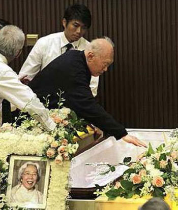 Đến năm 2010, bà Kha Ngọc Chi qua đời, thọ 89 tuổi. Đây là nỗi đau mất mát lớn đối với ông Lý Quang Diệu. Trước khi đóng nắp quan tài đưa vợ đi hỏa táng, ông đặt lên ngực vợ một bông hồng đỏ và lặp lại nụ hôn từng trao cho bà ở lễ cưới 60 năm trước rồi nén đau thương rời đi để vĩnh biệt bạn đời về nơi an nghỉ.