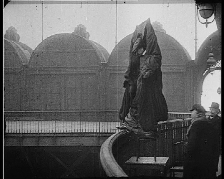 Vào năm 1910, ông Reichelt cải tiến sáng chế của mình bằng cách giảm trọng lượng của áo dù xuống dưới 10kg. Tuy nhiên, lần thử nghiệm bằng hình nộm thất bại. Sau đó, ông đích thân thử nghiệm bằng cách mặc áo dù và nhảy từ độ cao 8m xuống đất.