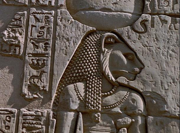 Vị thần có đầu sư tử này bị ám ảnh bởi màu đỏ. Vì vậy, bà luôn mặc trang phục màu đỏ.