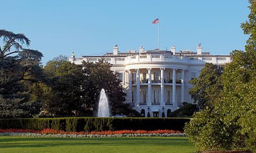 Nhà Trắng được người dân thế giới biết đến nhiều hơn khi là tư dinh nguyên thủ quốc gia duy nhất mở cửa cho công chúng tham quan. Việc tham quan Nhà Trắng chỉ ở một mức độ nhất định bởi các khu vực riêng tư của tòa Bạch Ốc cấm hoàn toàn dân thường.