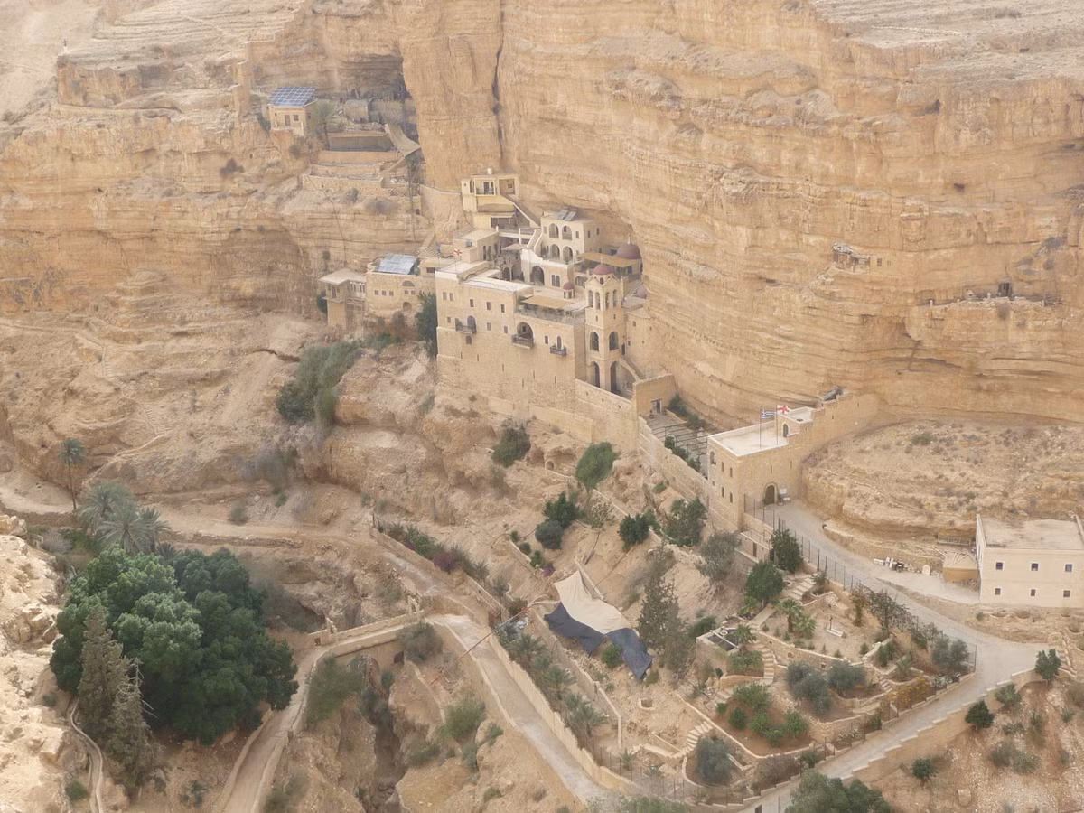 Được xây dựng vào khoảng năm 480, tu viện St George Orthodox hiện vẫn được sử dụng. Theo đó, các tu sĩ thuộc Chính thống giáo Đông phương sinh sống và tu tập trong tu viện. Du khách có thể ghé thăm tu viện cổ kính này.