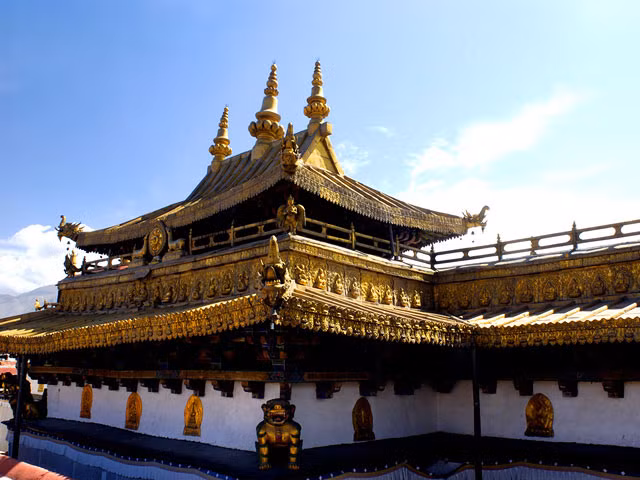 Trong số này có nhiều tác phẩm điêu khắc và các bức họa tôn giáo độc đáo. Vào năm 2000, đền Jokhang được UNESCO công nhận là Di sản Thế giới.