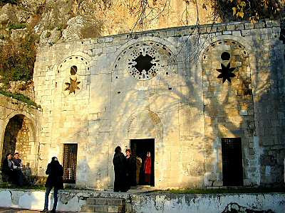 Nằm trong một vách đá, nhà thờ Saint Peter có niên đại khoảng từ thế kỷ thứ 4 hoặc thứ 5. Trải qua nhiều thế kỷ với nhiều biến cố lịch sử, kiến trúc cổ xưa này trường tồn với thời gian.