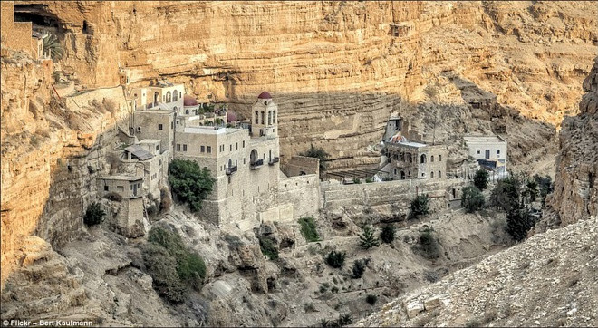 Tu viện St George Orthodox gây ấn tượng với du khách khi nằm cheo leo trên vách đá ở Wadi Qelt, Bờ Tây Jerusalem, Israel.