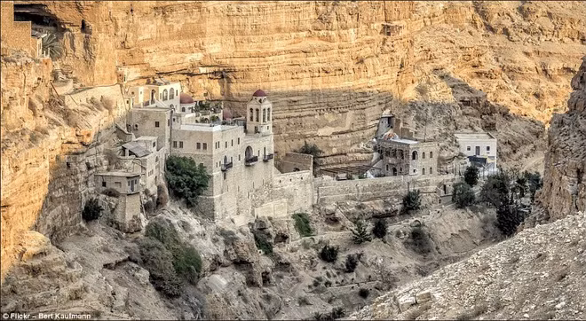 Tu viện St George Orthodox gây ấn tượng với du khách khi nằm cheo leo trên vách đá ở Wadi Qelt, Bờ Tây Jerusalem, Israel.