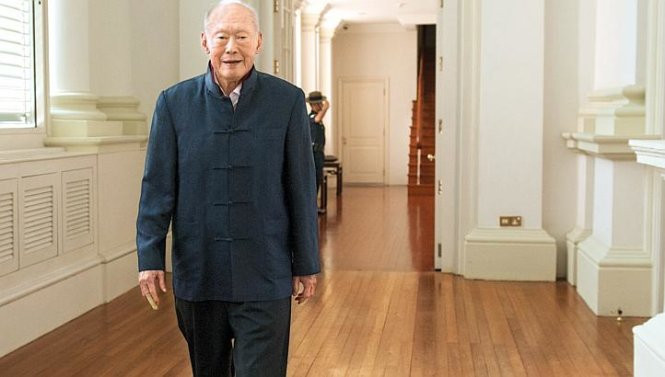 Tháng 2/2013, ông Lý Quang Diệu bị đột quy. Hai năm sau, ông qua đời vì tuổi cao và mắc một số bệnh. Vào thời điểm qua đời, ông Lý Quang Diệu hưởng thọ 92 tuổi.