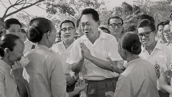 Vào năm 1975, chính quyền Thủ tướng Lý Quang Diệu phê duyệt xây dựng sân bay Changi. Sau khi hoàn thành, sân bay này nhanh chóng trở thành một trong những giao thông quan trọng của khu vực và là trung tâm du lịch lớn trên thế giới.