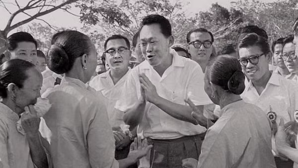 Vào năm 1975, chính quyền Thủ tướng Lý Quang Diệu phê duyệt xây dựng sân bay Changi. Sau khi hoàn thành, sân bay này nhanh chóng trở thành một trong những giao thông quan trọng của khu vực và là trung tâm du lịch lớn trên thế giới.