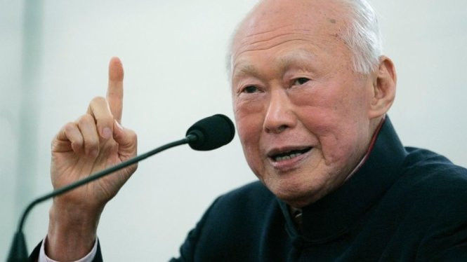 Sau khi ông Ngô Tác Đống từ chức, con trai ông Lý Quang Diệu là Lý Hiển Long trở thành Thủ tướng Singapore. Lúc này, ông Lý Quang Diệu đảm nhận chức vụ mới là Bộ trưởng Cố vấn.