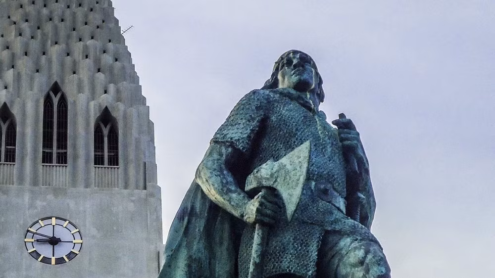 Tại đây, những người Viking xây dựng nhà cửa và ổn định cuộc sống. Thời tiết ở nơi đó ôn hòa so với nơi ở cũ. Thêm nữa, nơi ở mới có nhiều đồng cỏ tươi tốt xung quanh và nguồn hải sản dồi dào.