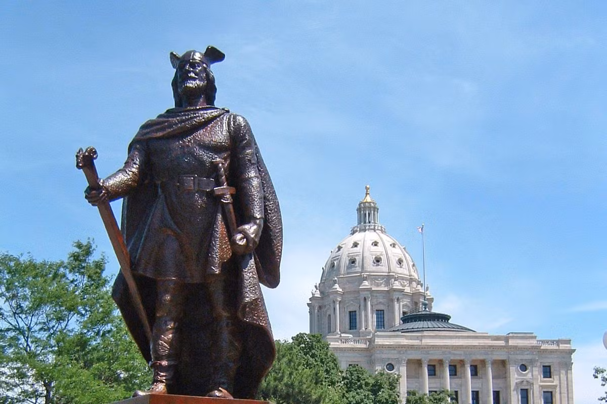 Vào năm 1964, Tổng thống Mỹ Lyndon Johnson thông báo ngày 9/10 hàng năm là ngày Leif Ericsson để tôn vinh nhà thám hiểm người Viking cùng nhóm của ông là những người châu Âu đầu tiên đặt chân đến lục địa Bắc Mỹ.