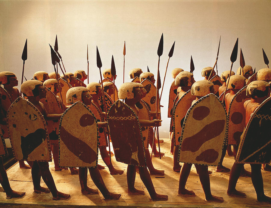 Bộ binh Ai Cập thường được trang bị khiên và giáo. Hai vũ khí này vừa giúp binh sĩ phòng thủ vừa có thể tấn công kẻ địch một cách hiệu quả.