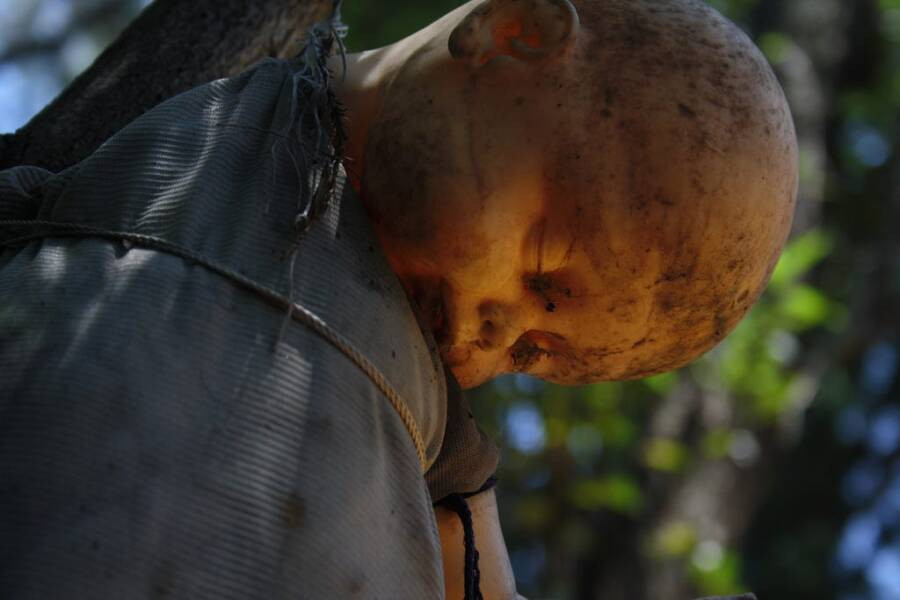 Thậm chí, một vài người kể rằng nghe thấy tiếng thì thầm phát ra từ bên trong một số con búp bê. Họ cho đó là việc làm do hồn ma gây ra. Tuy nhiên, sự việc này đến nay chưa được chứng minh có thật. Dù vậy, những câu chuyện ma quái về búp bê trên đảo thu hút những người gan dạ tìm đến.