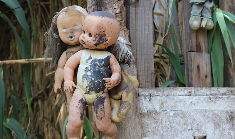 Hãi hùng hơn, một số con búp bê có biểu cảm gương mặt hết sức quái dị khiến những người yếu tim nhìn một lần đều sợ hãi rời đi.