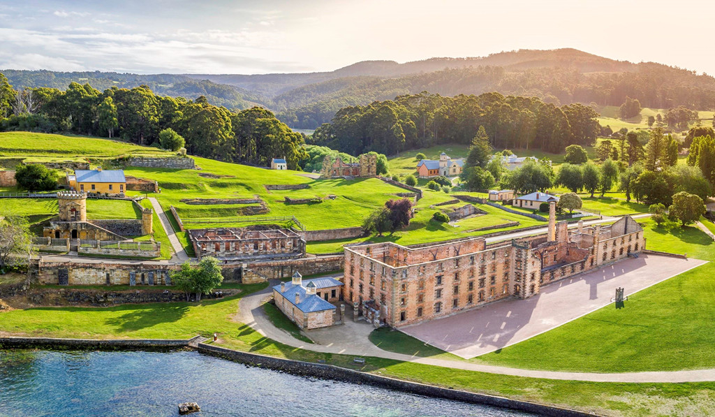 Cụ thể, thị trấn Port Arthur từng tồn tại một nhà tù giam giữ hơn 1.000 tên tội phạm nguy hiểm. Nhiều tù nhân qua đời tại địa điểm này vì bệnh tật, tuổi cao khi chưa mãn hạn tù.