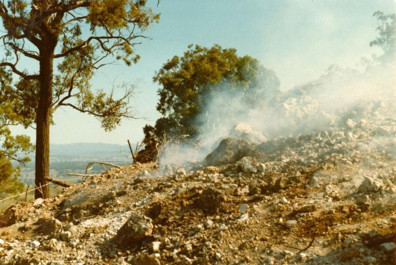 Ban đầu, người đàn ông tên Smart cứ nghĩ đó là một đám cháy xảy ra ở bụi cây. Tuy nhiên, suốt nhiều ngày sau, khói vẫn bốc lên từ một vị trí. Vì vậy, người này đã đến tận nơi để kiểm tra.