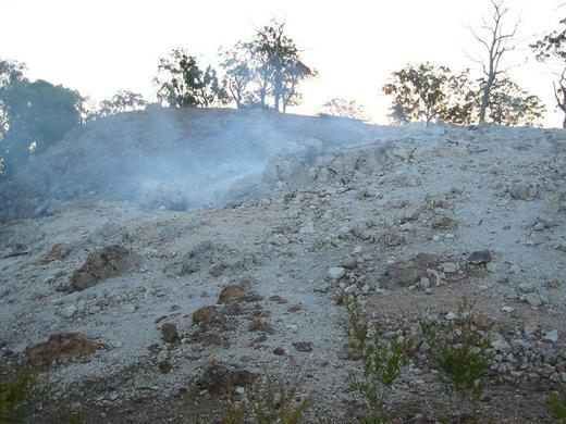 Một địa điểm đặc biệt trên thế giới là núi Wingen ở Australia. Nơi đây khiến nhiều người tò mò vì ngọn núi bí ẩn này rực cháy mãi ngàn năm chưa tắt.