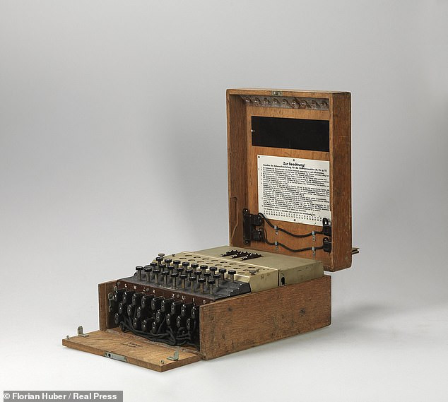 Nhờ vậy, lực lượng đồng minh nắm bắt được những thông tin quân sự quan trọng của phát xít Đức khi việc chuyển quân, kế hoạch tấn công...