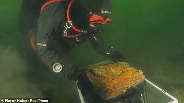 Đến tháng 7/1942, nhóm của ông Turing đã phát triển một kỹ thuật phá mã phức tạp được đặt tên là "Turingery". Kỹ thuật này được ứng dụng cho máy The Bombe chuyên để giải mật mã của kẻ thù.