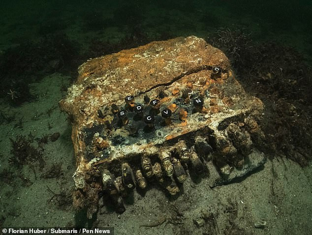 Nhà toán học người Anh Alan Turing cùng các đồng nghiệp dành nhiều thời gian nghiên cứu để giải những mật mã do máy Enigma của phát xít Đức tạo ra.