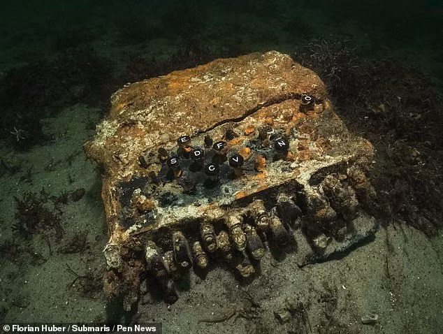 Nhà toán học người Anh Alan Turing cùng các đồng nghiệp dành nhiều thời gian nghiên cứu để giải những mật mã do máy Enigma của phát xít Đức tạo ra.