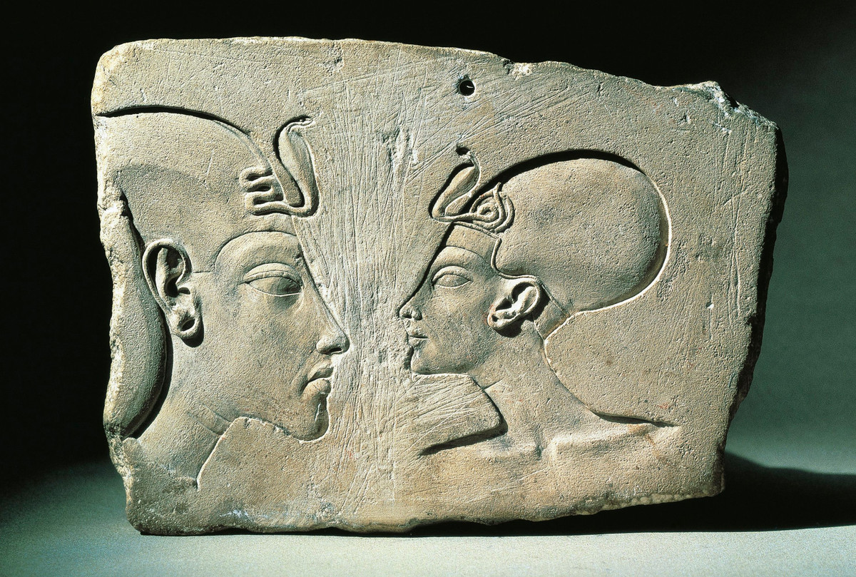 Để thực hiện cải cách tôn giáo này đi vào đời sống xã hội, Akhenaten cho xây dựng nhiều đền thờ dành riêng cho thần Aten.