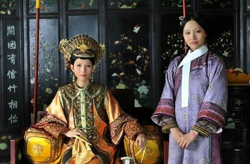 Với thân phận cao quý và quyền lực lớn trong cung, hoàng hậu sống ở trong cung điện lớn với nhiều đồ nội thất tinh xảo và quý giá. Mọi thứ dành cho hoàng hậu như quần áo, trang sức, thức ăn... đều là những thứ tốt nhất.