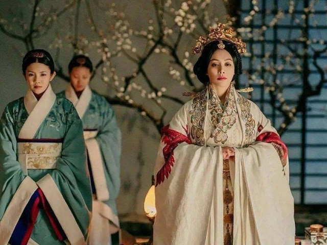 Thêm nữa, hoàng hậu là phi tần duy nhất trong hậu cung có thể ở qua đêm với hoàng đế. Các phi tần khác nếu được nhà vua sủng ái thì sau khi kết thúc thời gian thị tẩm phải trở về cung của mình mà không được ở cung của nhà vua từ đêm cho đến sáng.