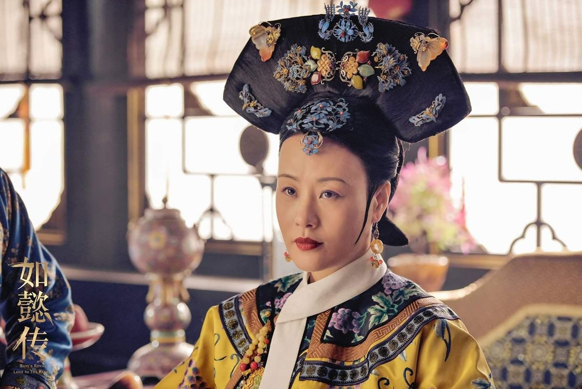 Hoàng hậu cũng có số lượng thái giám, cung nữ theo hầu rất đông. Đây được xem là một trong những cách để thể hiện quyền lực của hoàng hậu với các phi tần.