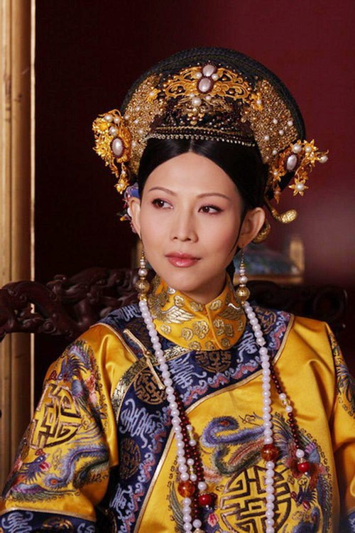 Vương hậu Trung Quốc dưới thời phong kiến phụ trách việc ban thưởng hay xử phạt đối với các phi tần trong cung. Nếu phi tần nào phạm lỗi lớn thì hoàng hậu có thể xử tử. Dù hoàng đế không nỡ nhưng cũng không thể can thiệp vào quyết định của hoàng hậu.