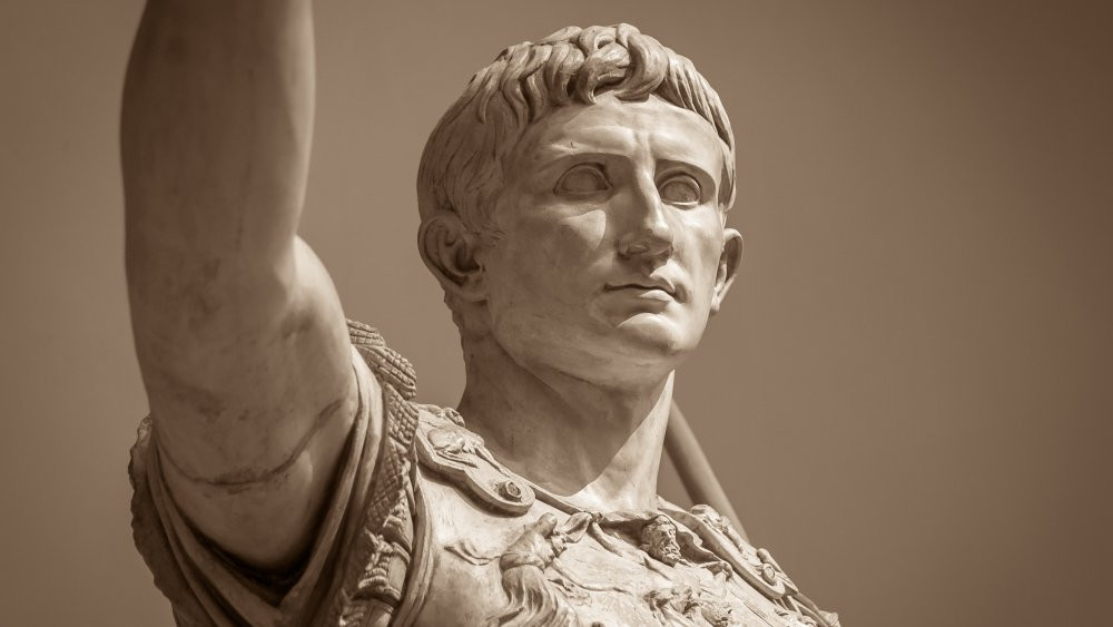 Julius Caesar là một trong những nhân vật nổi tiếng nhất đế chế La Mã. Ông được người đời nhớ đến là danh tướng lừng danh La Mã dẫn dắt binh sĩ giành được nhiều thắng lợi quân sự huy hoàng.