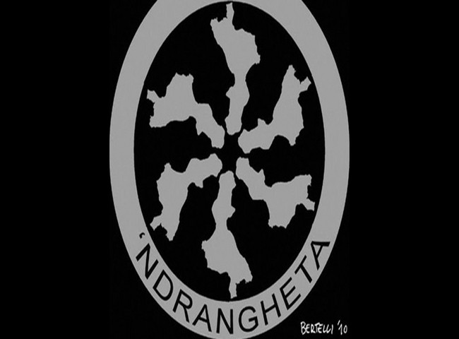Theo một số nhà điều tra, băng đảng tội phạm ‘Ndrangheta có trụ sở tại vùng Calabria, Italy. Trong tiếng Hy Lạp, 'Ndrangheta có nghĩa là "quả cảm" hay "lòng trung thành".