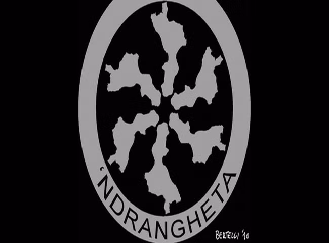 Theo một số nhà điều tra, băng đảng tội phạm ‘Ndrangheta có trụ sở tại vùng Calabria, Italy. Trong tiếng Hy Lạp, 'Ndrangheta có nghĩa là "quả cảm" hay "lòng trung thành".