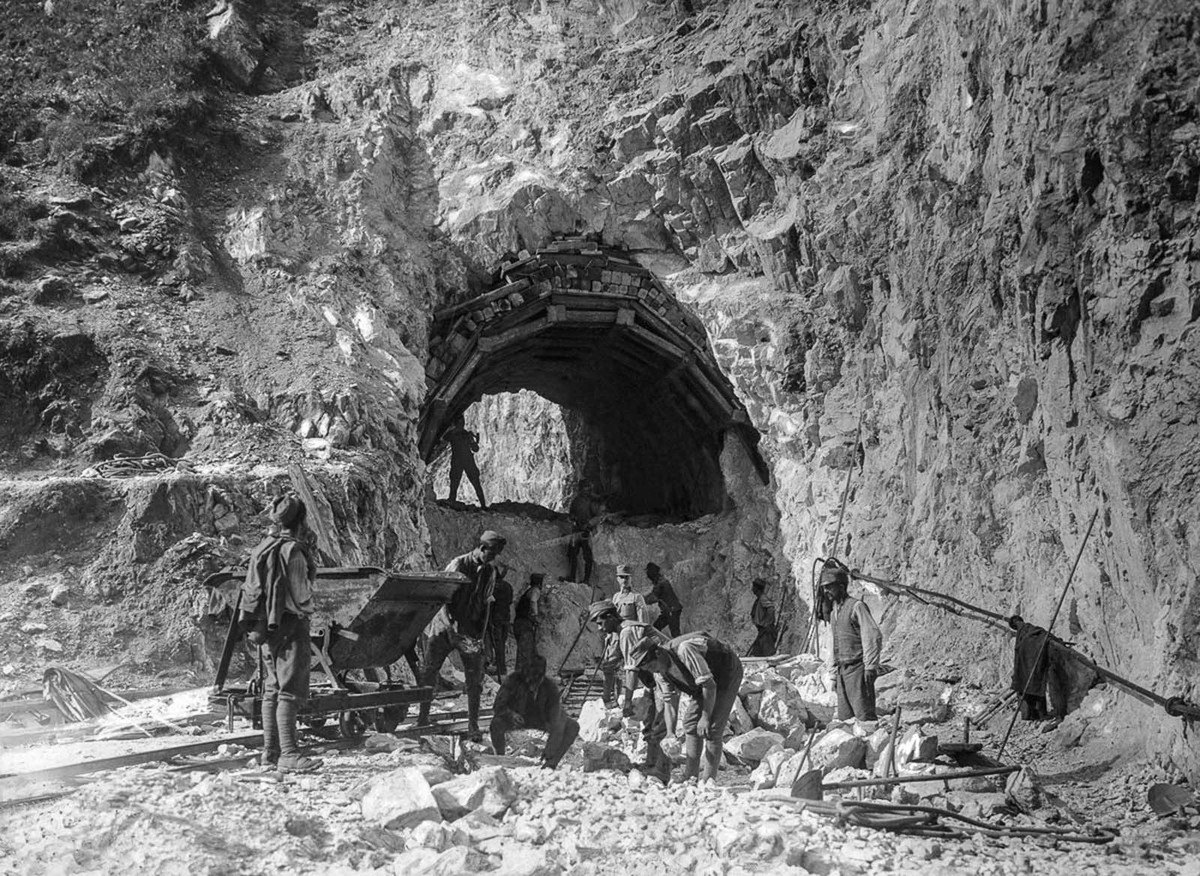 Một nhóm lính Áo đào vào vách núi đá để xây một đường hầm. Ảnh chụp năm 1918.