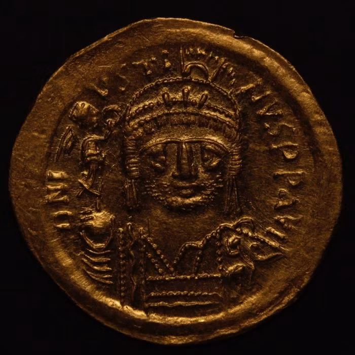 Kỳ quái hơn, hoàng đế Justin II trong lúc cắn người còn gầm gừ giống như một con thú hoang. Điều này khiến các quan chức và hoàng tộc lo lắng, bất an.